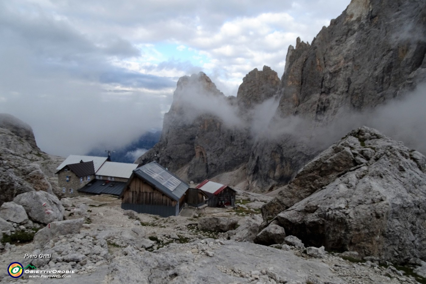 75 Dal Passo ci abbassiamo al Rifugio Mulaz (2560 m).JPG